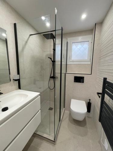 une salle de bain avec une douche, des toilettes et un lavabo dans l'établissement Immersione - Clim - Terrasse Jardin - Centre ville, à Cassis