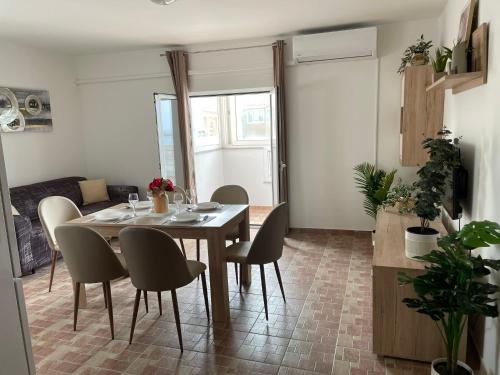 a dining room table and chairs in a living room at Apartmani Arta 3 in Drage