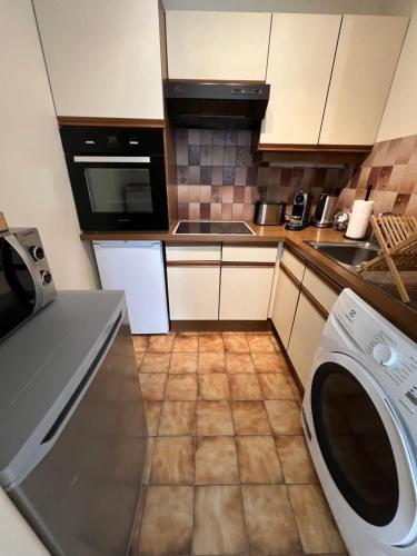 une cuisine avec une machine à laver et un lave-vaisselle dans l'établissement Quartier Suquet Marché Forville 4 pers. Terrasse, à Cannes