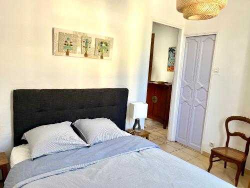- une chambre avec un lit à tête noire dans l'établissement Vacances bord de mer - Appartement Sanary sur Mer, à Sanary-sur-Mer