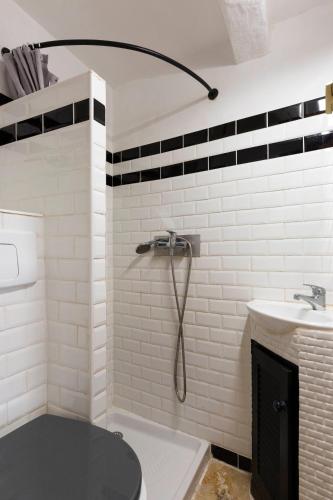 une salle de bain avec une douche, des toilettes et un lavabo dans l'établissement FRIOUL, à Marseille