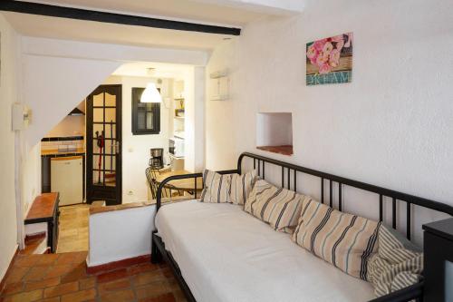 - un salon avec un canapé dans l'établissement FRIOUL, à Marseille