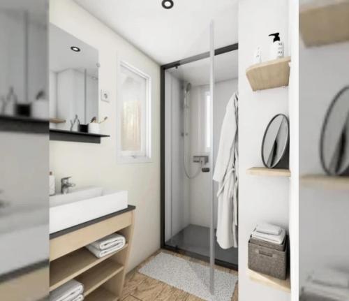 een badkamer met een wastafel en een douche bij Mobilhome 3 étoiles - Piscine - eehfif in Vic-la-Gardiole