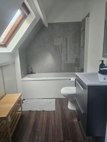 une salle de bain avec une baignoire, des toilettes et un lavabo dans l'établissement Le Port Vauquelin, à Dieppe