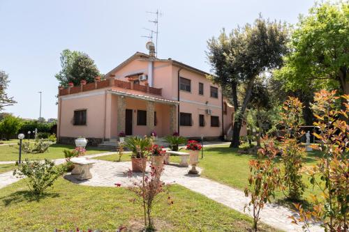 una casa con un giardino davanti di Villa Ninfa Alburnea ad Anzio