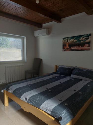 una camera con un grande letto di Apartment M&M a Pačir