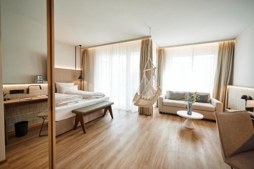 Zimmer mit einem Bett und einer Hängematte. in der Unterkunft Nouri in Bad Krozingen