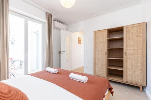 une chambre avec un lit avec deux serviettes dessus dans l'établissement Très bel appartement tout confort à Juan les Pins, à Antibes