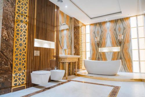 Vonios kambarys apgyvendinimo įstaigoje KANGURT Grand Hotel