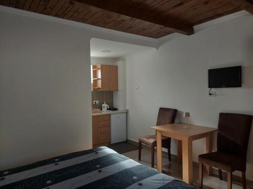 una camera con letto e tavolo e una cucina di Apartment M&M a Pačir