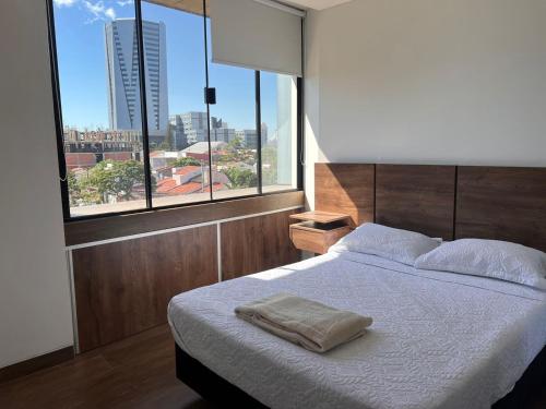 Кровать или кровати в номере Departamento de lujo, en Equipetrol
