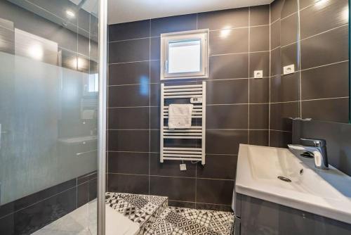 une salle de bain avec un lavabo, une douche et un miroir dans l'établissement Centre ville Croisette, à Cannes