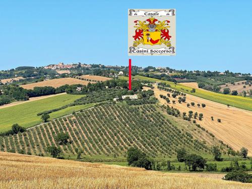 una vista aérea de una colina con una bandera en ella en Casale Casini Soccorso, en Senigallia