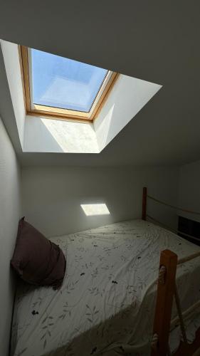 - une chambre avec un lit et une lucarne dans l'établissement Studio in the historical city center, à Avignon