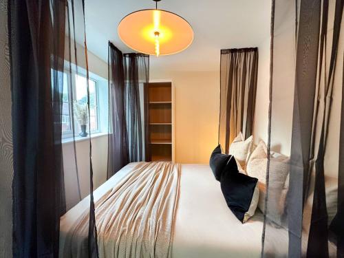 Una cama o camas en una habitación de Scandinavian Haus For 8