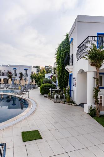 a view of the courtyard of a hotel with a swimming pool at Paloma Family Club in Bitez