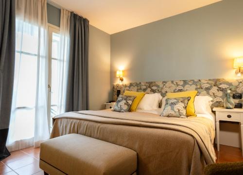 1 dormitorio con 2 camas con almohadas amarillas en Cappuccina Country Resort, en San Gimignano