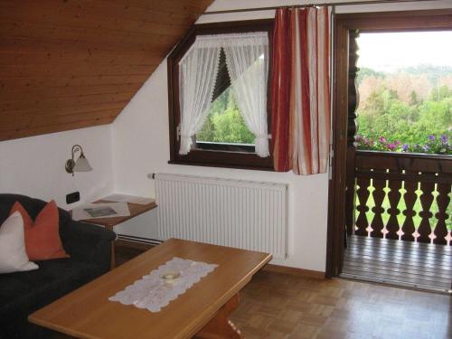 WittenschwandにあるWohnung in Wittenschwand mit Garten und Grill und Panoramablickのリビングルーム(ソファ、窓付)