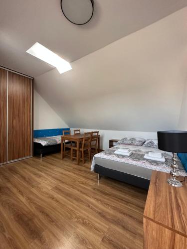 1 Schlafzimmer mit einem Bett und einem Esszimmer in der Unterkunft Holiday Amber - in Niechorze