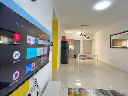 Televisyen dan/atau pusat hiburan di 2 Bedroom with Balcony View KLIA