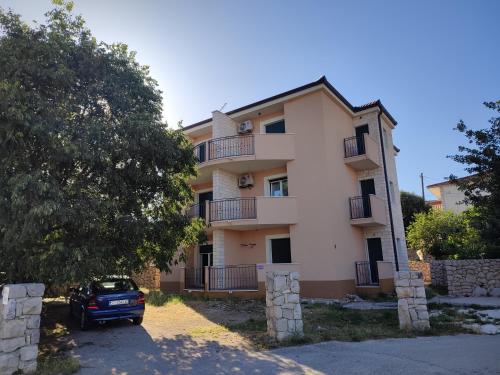 Το κτήριο όπου στεγάζεται  το διαμέρισμα