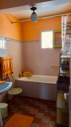 une salle de bain avec une baignoire et un lavabo dans l'établissement Maison provençale les glycines, à Roquemaure