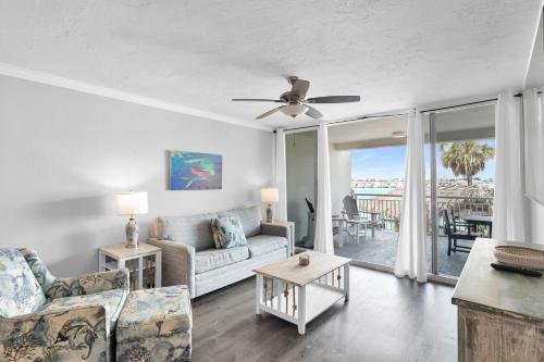 Posezení v ubytování Aruba - Downtown Waterfront 2x2 Dock & Pool Pet-Friendly