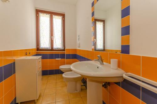 un bagno con due WC e un lavandino di Residence L'Uliveto a Mattinata