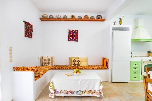 ein weißes Zimmer mit einem Tisch und einem Sofa in der Unterkunft Sea La Vue in Lefkos Karpathos