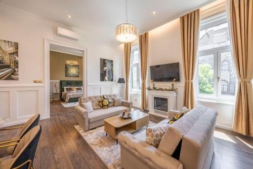 Una televisión o centro de entretenimiento en High-end Luxurious Quentin Residence in the Heart of Budapest