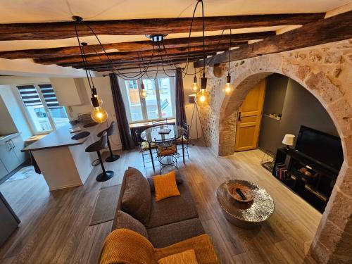 un salon avec un canapé et une table dans l'établissement La Clé de Voûte, duplex atypique, à Gien