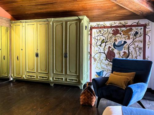 a living room with green cabinets and a blue chair at Hotel Pietro Santo in Santeagueda