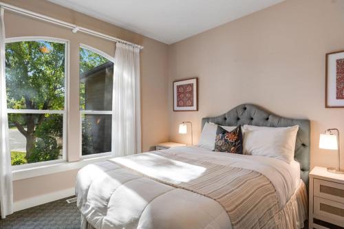 um quarto com uma cama grande e uma janela em Spacious Eagle Home with Hot Tub em Eagle