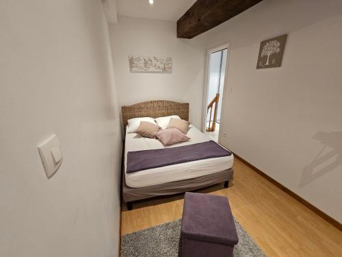 une petite chambre avec un lit dans une pièce dans l'établissement La Clé de Voûte, duplex atypique, à Gien