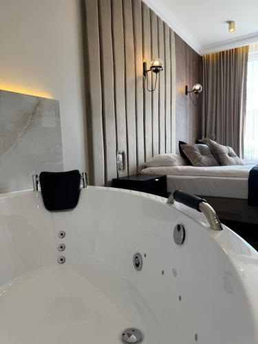 Family & Business Sauna Apartments No 8 Złota Centrum Downtown PREMIUM SPA - 3 Bedroom with Private Sauna, Jacuzzi, Balcony, Parking -Piękny Apartament