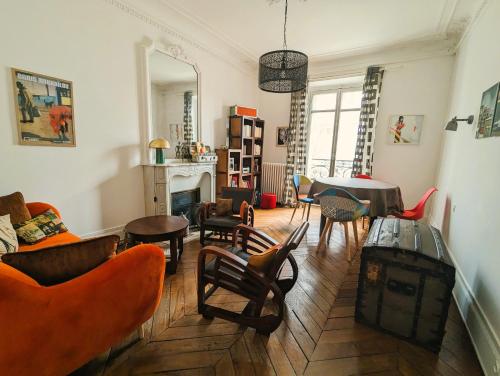 un salon rempli de meubles et d'une table dans l'établissement Appartement typique et confortable - Voltaire, à Paris