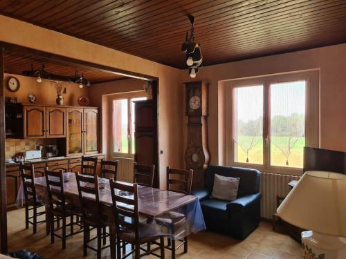 une cuisine et une salle à manger avec une table et des chaises dans l'établissement Maison à la campagne idéale famille et amis, à Montayral