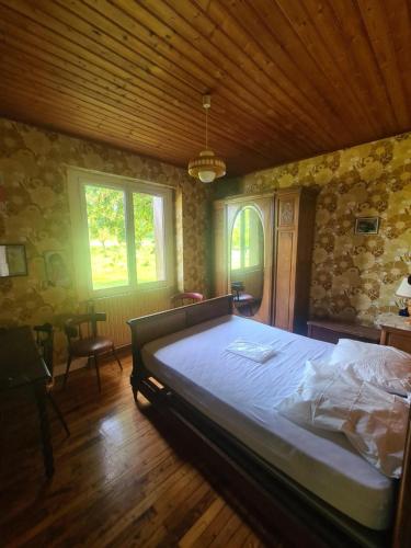 - une chambre avec un grand lit et un plafond en bois dans l'établissement Maison à la campagne idéale famille et amis, à Montayral