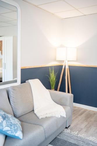 un salon avec un canapé et une lampe dans l'établissement Villa Vichéia - Appartement 34, à Vichy