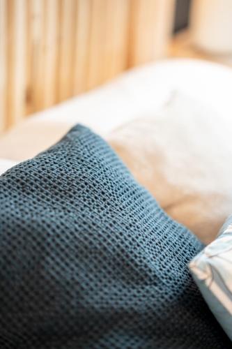 - une couverture bleue sur un lit dans l'établissement Villa Vichéia - Appartement 34, à Vichy