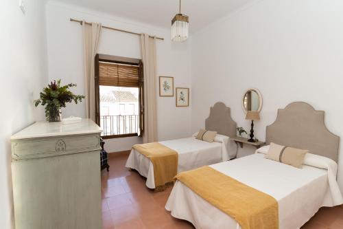 een kamer met 2 bedden en een raam bij Casa Palacio Vida in Espejo