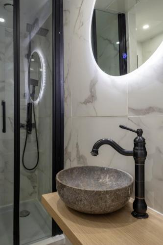 une salle de bain avec un lavabo en pierre et une douche dans l'établissement Au cœur du Vieux-Port, à Marseille