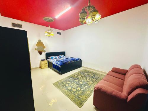 Giường trong phòng chung tại Chic Comfort-Your Stylishly Furnished Retreat