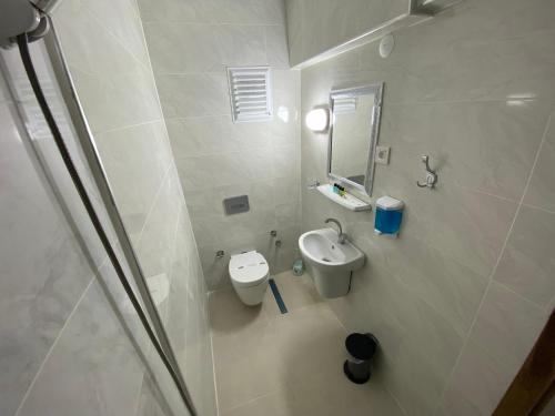 ein weißes Badezimmer mit Waschbecken und Toilette in der Unterkunft Acer Güneş Otel in Didim