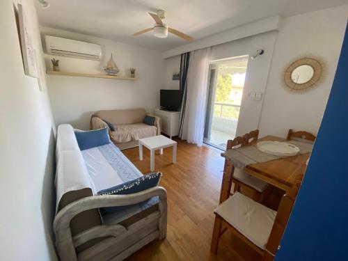 Televízia a/alebo spoločenská miestnosť v ubytovaní Irini Seaside Apartment
