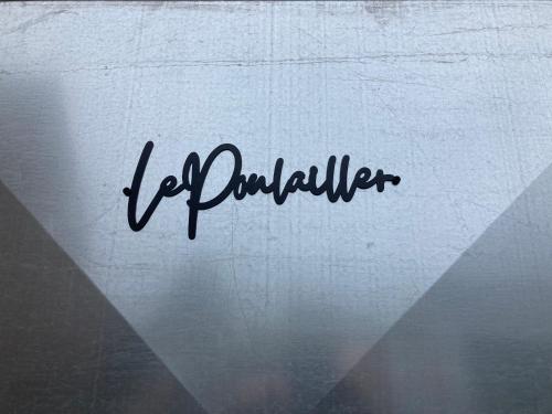 a sign with the word durubbler written on it at Tiny House Le Poulailler in Bousbecque