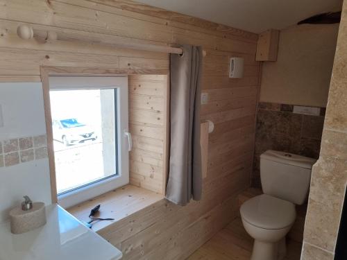 Elle comprend une petite salle de bains pourvue de toilettes et d'une fenêtre. dans l'établissement les gites d'Adirya, à Saint-Mard