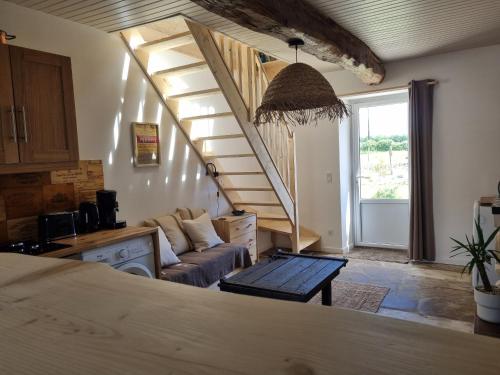 un salon avec un canapé et un escalier dans l'établissement les gites d'Adirya, à Saint-Mard