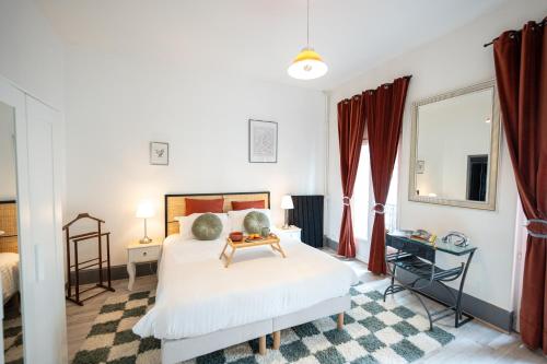 um quarto com uma cama com uma mesa em Villa Vichéia - Appartement 13 em Vichy