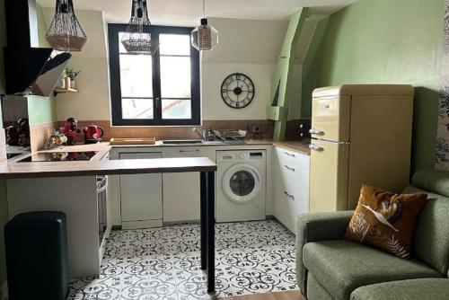 een keuken met een koelkast en een wasmachine bij Tout à pied Dourdan Appartement in Dourdan